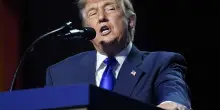 Trump promette 5mila dollari a ogni statunitense, se vince il voto di midterm. Conto: 1,2 trilioni di dollari (che non ha)