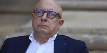 Armao, i video del presunto scambio di denaro in auto e l&rsquo;involucro nell&rsquo;orologio a pendolo. Intanto oggi alla Consulta esamina il conflitto di attribuzione sollevato dalla Camera per scudare la moglie, Giusy Bartolozzi, nel caso Almasri