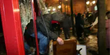 Francia in fiamme: scatta il coprifuoco nelle citt&agrave;. I gilet gialli: &ldquo;Sabato si torna in piazza&rdquo;. Scontri anche a Bruxelles e Tirana
