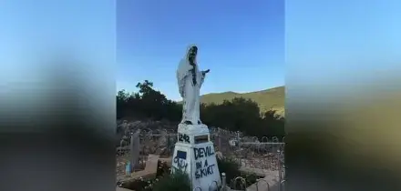 Sfregio a Medjugorje: altare incendiato e statua della Vergine imbrattata