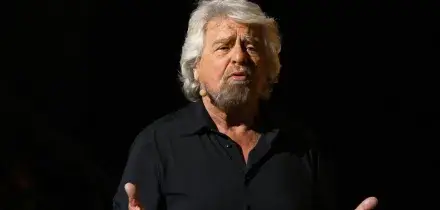 Grillo ripudia i suoi figli pentastellati: &laquo;Rivoluzionari cambiati dal palazzo&raquo;