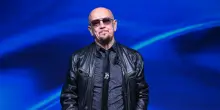 Enrico Ruggeri le &laquo;suona&raquo; ai fan della pena