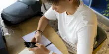 &laquo;Pi&ugrave; scuola e famiglia per salvare i ragazzi dal lato oscuro e nascosto di IA, social e Web&raquo;