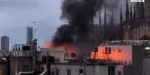 Milano, incendio vicino al Duomo: fiamme sul tetto di un palazzo