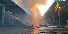 Domato l&rsquo;incendio in un impianto di rifiuti nel Milanese: un intossicato