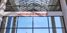 Johnson&Johnson versa 5,5 miliardi alle vittime del talco &laquo;cancerogeno&raquo;