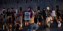La sinistra scende in piazza in difesa di un pregiudicato e lancia bombe sulle divise