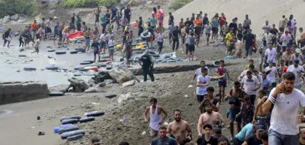 A nuoto invadono la Spagna. S&aacute;nchez mobilita l&rsquo;esercito. L&rsquo;Italia: &laquo;Stop a Schengen&raquo;