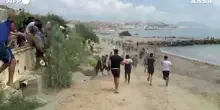 Assalto a Ceuta: 2.000 migranti raggiungono l&rsquo;enclave spagnola a nuoto dal Marocco