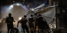 La sinistra pacifica: 70 agenti feriti