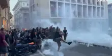 Bologna, tafferugli al presidio per Fakir: bomba carta e cariche della polizia