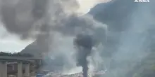 Assalto No Tav in Val di Susa: incendiati i mezzi delle forze dell&rsquo;ordine