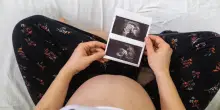 Gestazione per altri: &laquo;Il bimbo &egrave; brutto, devi abortire&raquo;