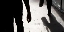 Violentano e poi scappano. Gli stranieri vanno a caccia di ragazzi minorenni e soli