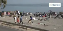 Emergenza Ceuta: i migranti rimasti vivono accampati in spiaggia
