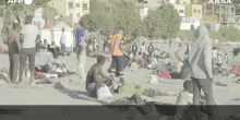 Ceuta, i migranti accampati in spiaggia: &laquo;Vogliamo entrare in Europa&raquo;