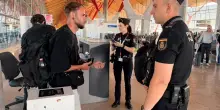 Scatta la ritorsione in salsa spagnola: controlli a caso sui voli dall&rsquo;Italia