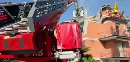 Cassino, esplosione in una palazzina: crolla il tetto, due ustionati gravi