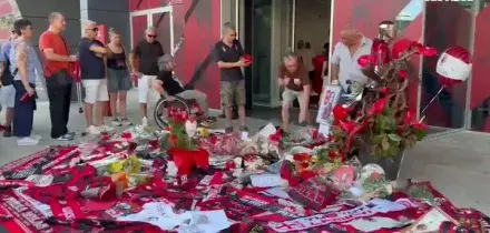 Franco Baresi, l&rsquo;omaggio dei tifosi davanti a Casa Milan