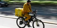 La Procura bacchetta ancora Glovo: &laquo;Gli aumenti ai rider solo su carta&raquo;
