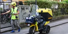 Evviva i postini, custodi degli italiani in questo mondo di sms truffa e pirati