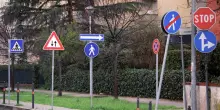Nuovo codice della strada: patente a 17 anni, sorpasso a destra e stretta sulle auto non assicurate