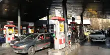Iran, manca la benzina: code ai distributori