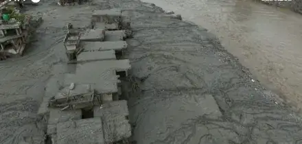 Nepal: le case e le auto sommerse dal fango