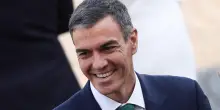 S&aacute;nchez si gode il sole e dalla villa alle Canarie fa l&rsquo;influencer di libri