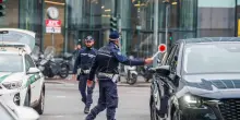Agente travolto a un posto di blocco. Ma in piazza si scende solo per Ramy