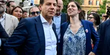 Mentre Elly &egrave; in vacanza Conte si fa anti woke per scipparle la leadership