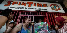 La soluzione del popolo di Spin time &laquo;Pagate il palazzo e regalatecelo&raquo;