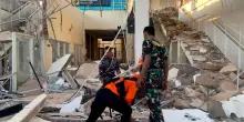 Terremoto 7,7 in Indonesia, almeno 20 morti: crolli e strade isolate