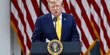 Trump annuncia: &laquo;Hormuz sminato&raquo;. E il petrolio rallenta un po&rsquo; la corsa