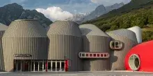 Moto Guzzi festeggia i 105 anni con una fabbrica futuristica