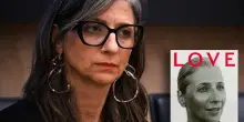 Francesca Albanese inciampa nella Fashion week e sfila vestendo i capi che voleva boicottare