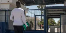 Follia, l&rsquo;Europa paga le scarpe ai migranti a Melilla