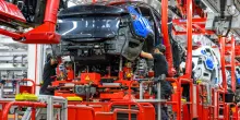 Gli operai insegnano ai robot come sostituirli