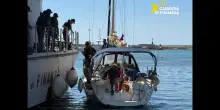 Barca a vela con 8 migranti nascosti, arrestato il proprietario tunisino