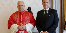 Macron si inchina ad atei e islamici. Non andr&agrave; alle messe del Papa