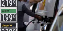Partiti gli sconti, code alle pompe. La Meloni vuol coinvolgere pure Q8