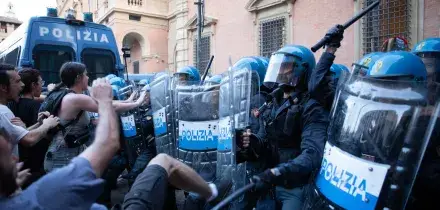 Ferisce poliziotti, giudice lo libera: ira Meloni