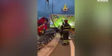 Tir sfonda il guard rail, cabina sospesa nel vuoto: salvo il conducente