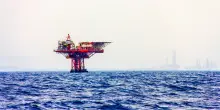 Finalmente l&rsquo;Italia torna a trivellare. Per&ograve; ai dem fa schifo pagare meno il pieno