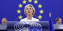 L&rsquo;Ue secondo la von der Leyen: tutti con l&rsquo;elmetto (e con la mordacchia)
