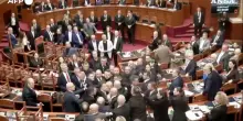 Albania, rissa in Parlamento tra maggioranza e opposizione