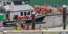 La soluzione di Londra agli stupri: hijab alle migranti appena sbarcate