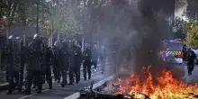 Islamici e rossi danno fuoco alla Francia