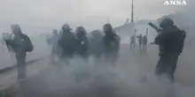 Francia, quasi 1.000 arresti durante le proteste: scontri e lacrimogeni