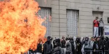 Francia: ancora caos. Feriti 40 presidi. Il governo va gi&ugrave; duro: &laquo;Paghino i genitori&raquo;